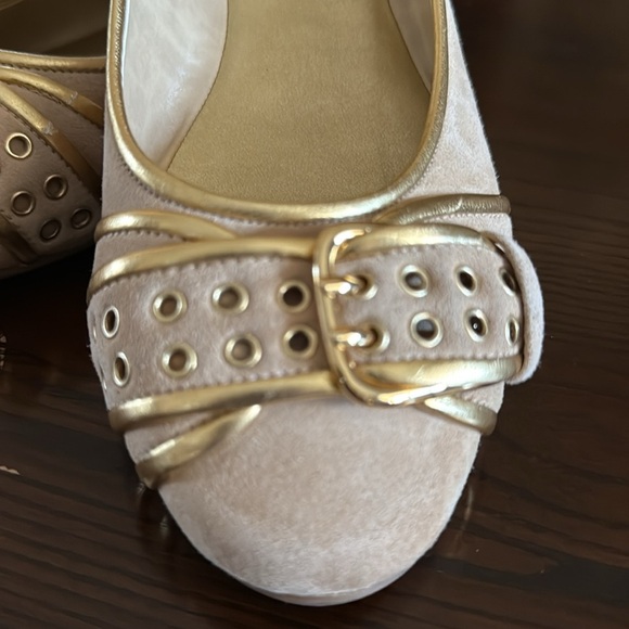 NWOB Nine West Women's Tan and Gold Kitten Heel Flats - Picture 3 of 4